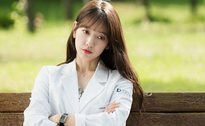Nữ bác sĩ của nền giải trí Hàn Quốc Park Shin Hye