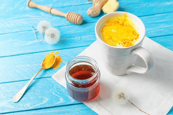 Uống tinh bột nghệ mật ong và những điều cần biết